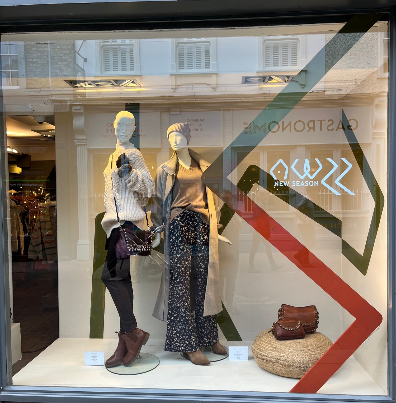 eye-catching shop window display, javelin shop windows, women's fashion display, Stéphane Hanri design