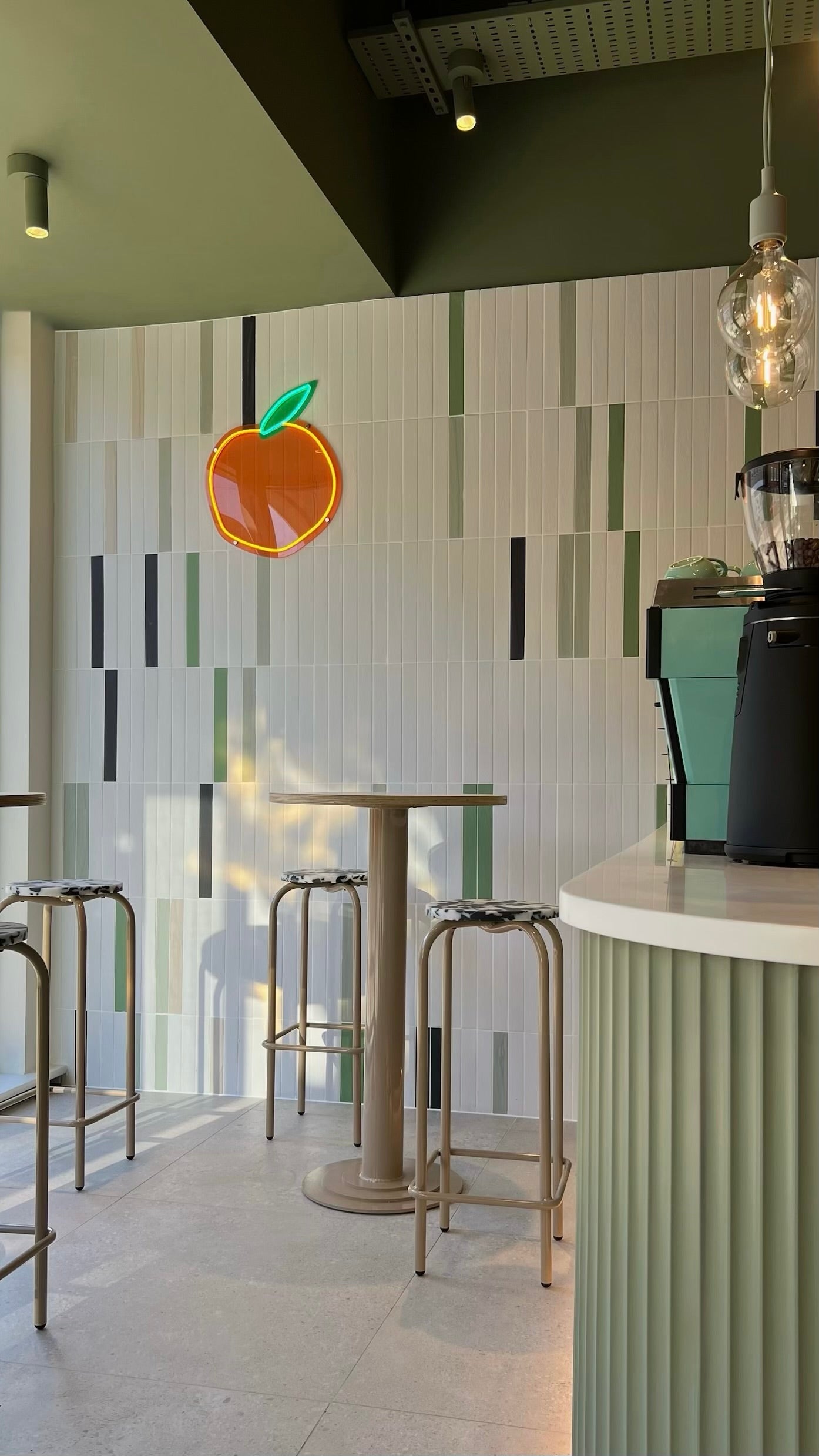 Juice Bros Haverhill, Domus tiles