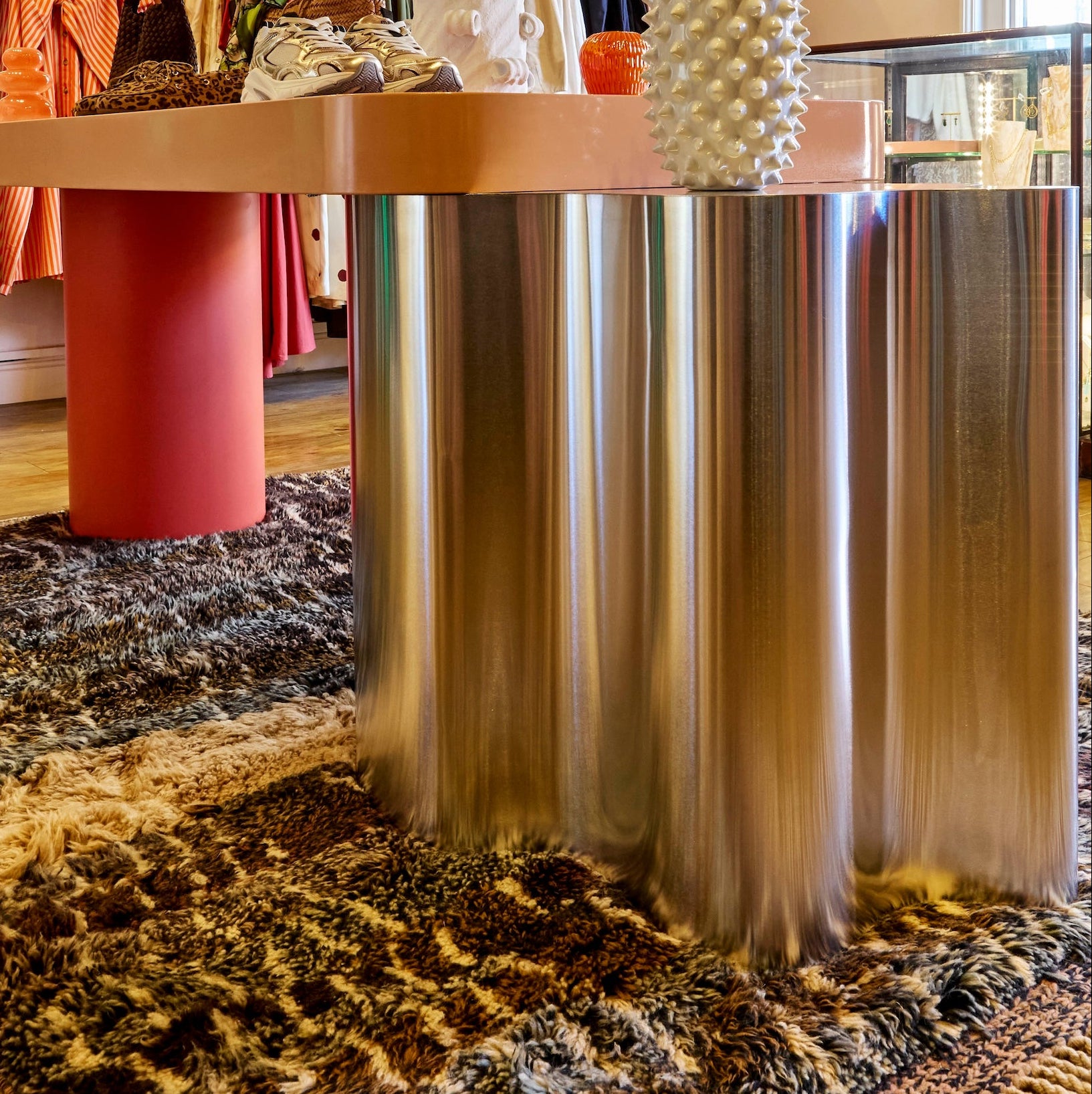 Liquid Metal effect curvy table leg. Contemporary bespoke table design. High gloss table top, Matt finish pillar table leg.