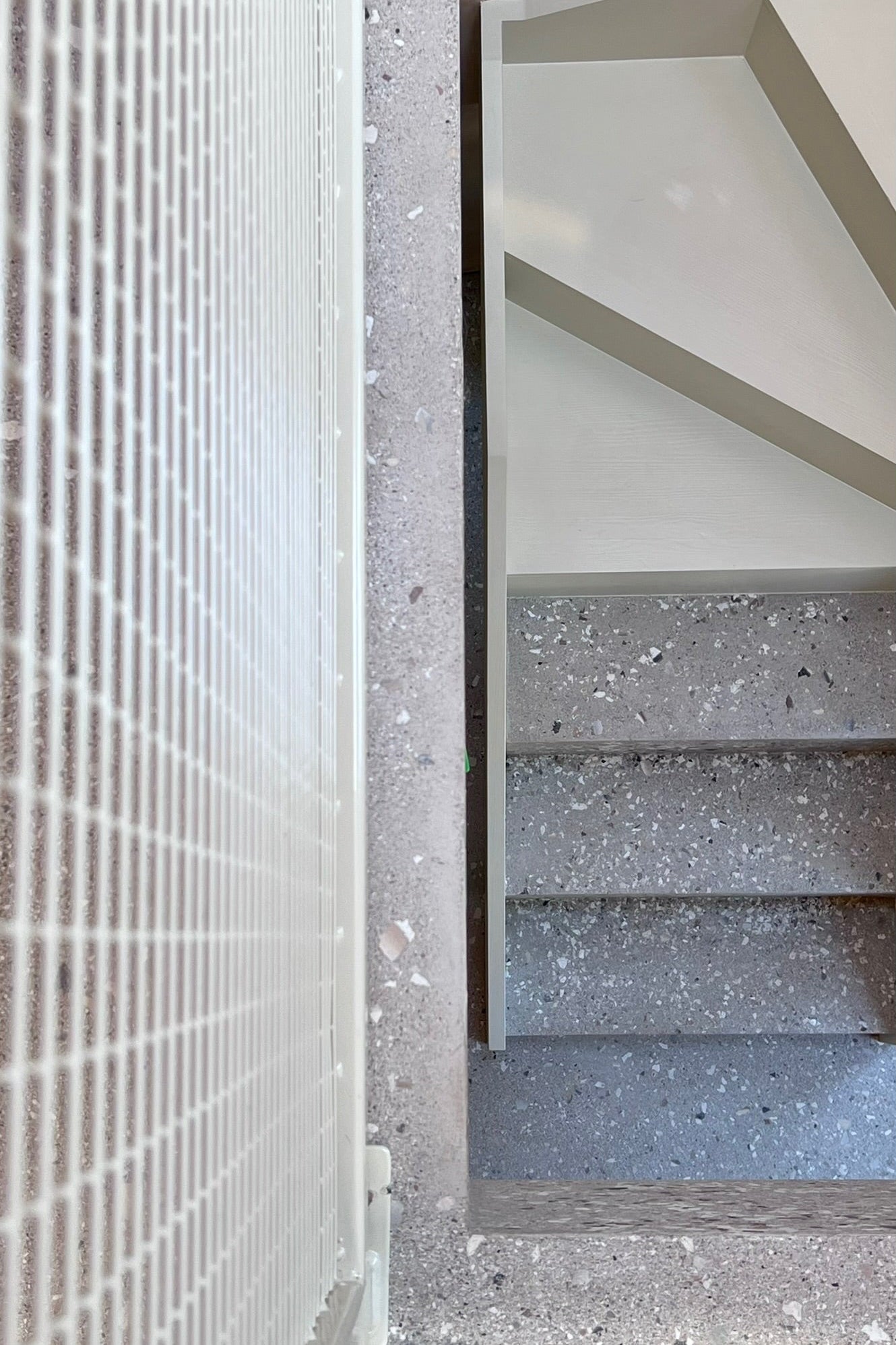 Close up pofmicrocement floor and steps by Medusa Stucco, colour and texture contrasts for a fresh contemporary feel